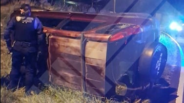 Dos personas resultan gravemente heridas luego de que carro se volcara y chocara contra motocicleta