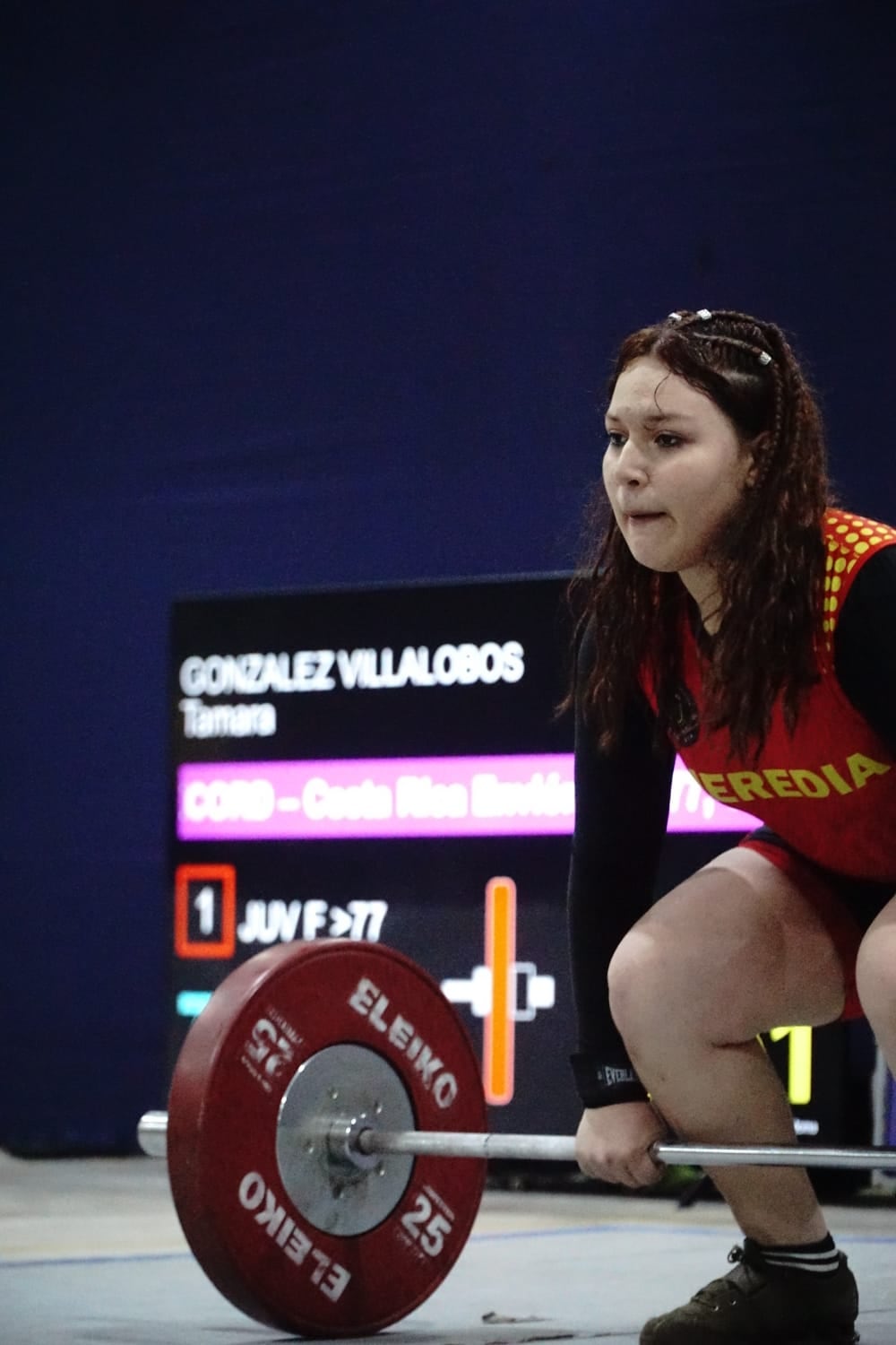 Tamara González Villalobos, una herediana de pura cepa, vecina de Heredia centro, de apenas 14 años, que levantó pesas como gigante y abrazó llena de amor a su bisabuelita, con las medallas en la mano.