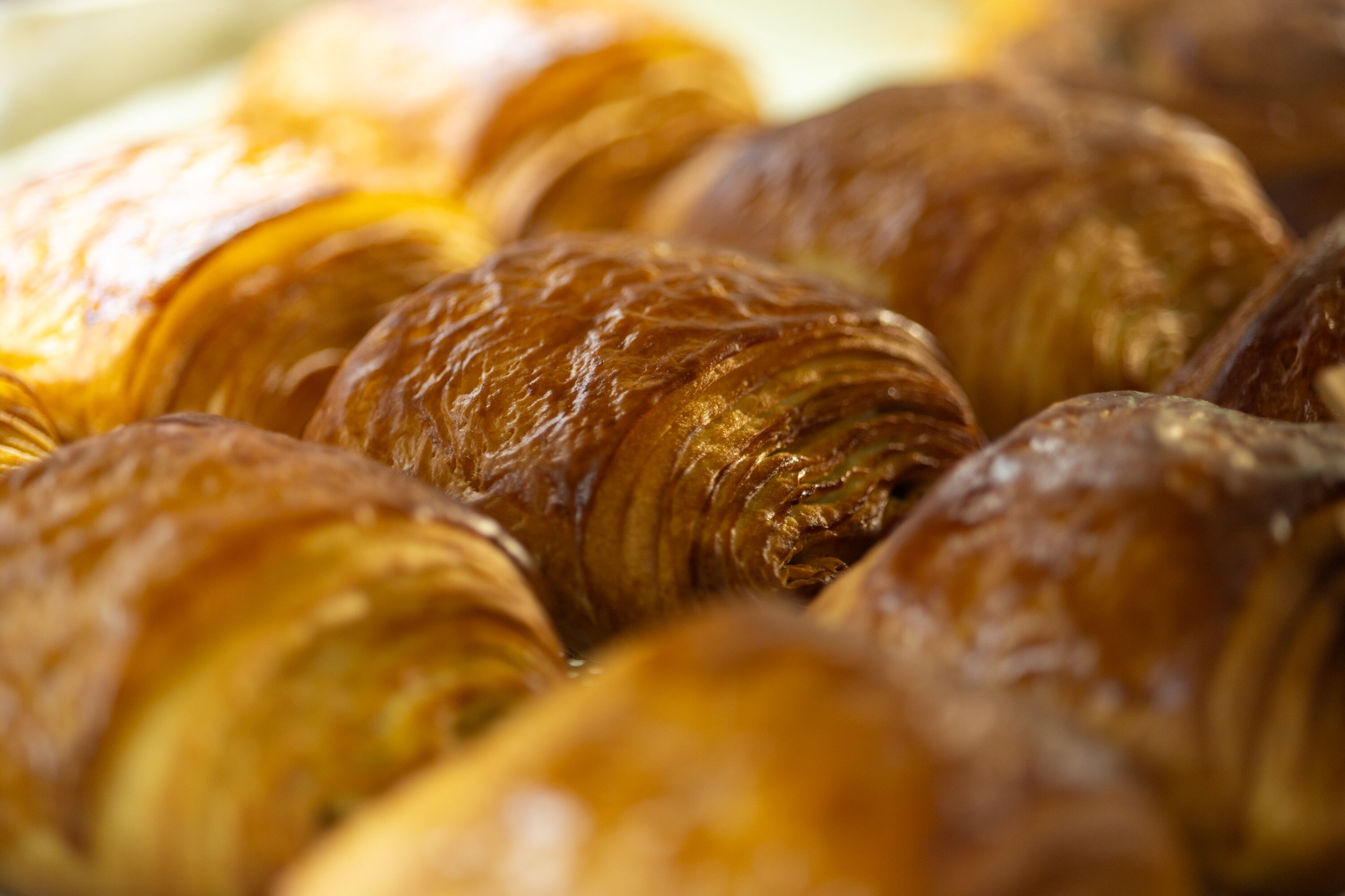 08/08/2024, San Jose, San Pedro, fotografía del local La Petit France y de sus dueños y fundadores, Zoé Castells Raust, Valerie Raust y Damien Castells.