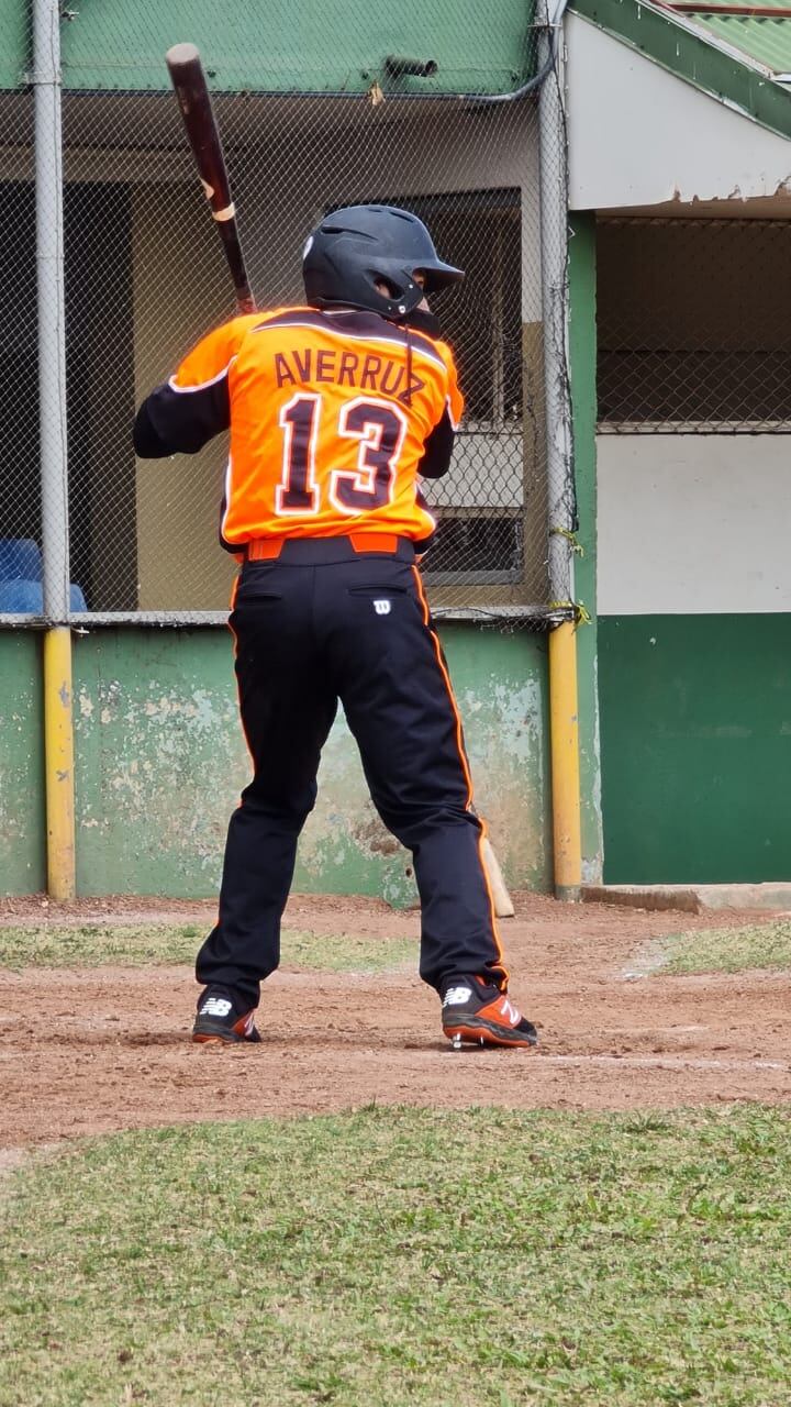 Deyvin Averruz Rizo, quien nació en la comarca Santa Bárbara del departamento de Jinotega, el 19 de agosto de 1993, llegó a Costa Rica hace 6 años con solo un maletín lleno de ropa y una montaña de sueños en la espalda