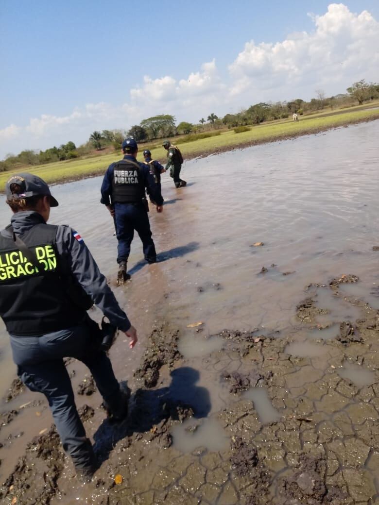 Kely Rodríguez, estudiante de policía que trabaja en Los Chiles por la emergencia del COVID-19. Foto cortesía Kely Rodríguez.