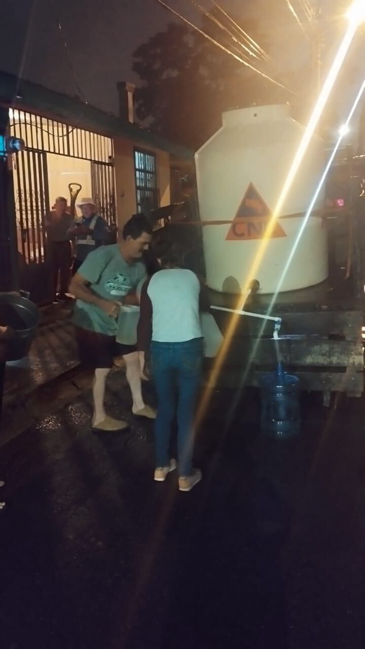 Vecinos de al menos diez barrios de Turrialba reportan que el agua del tubo le huele a gasolina y por eso la municipalidad cortó el suministro desde la noche del pasado 1 de febrero.
