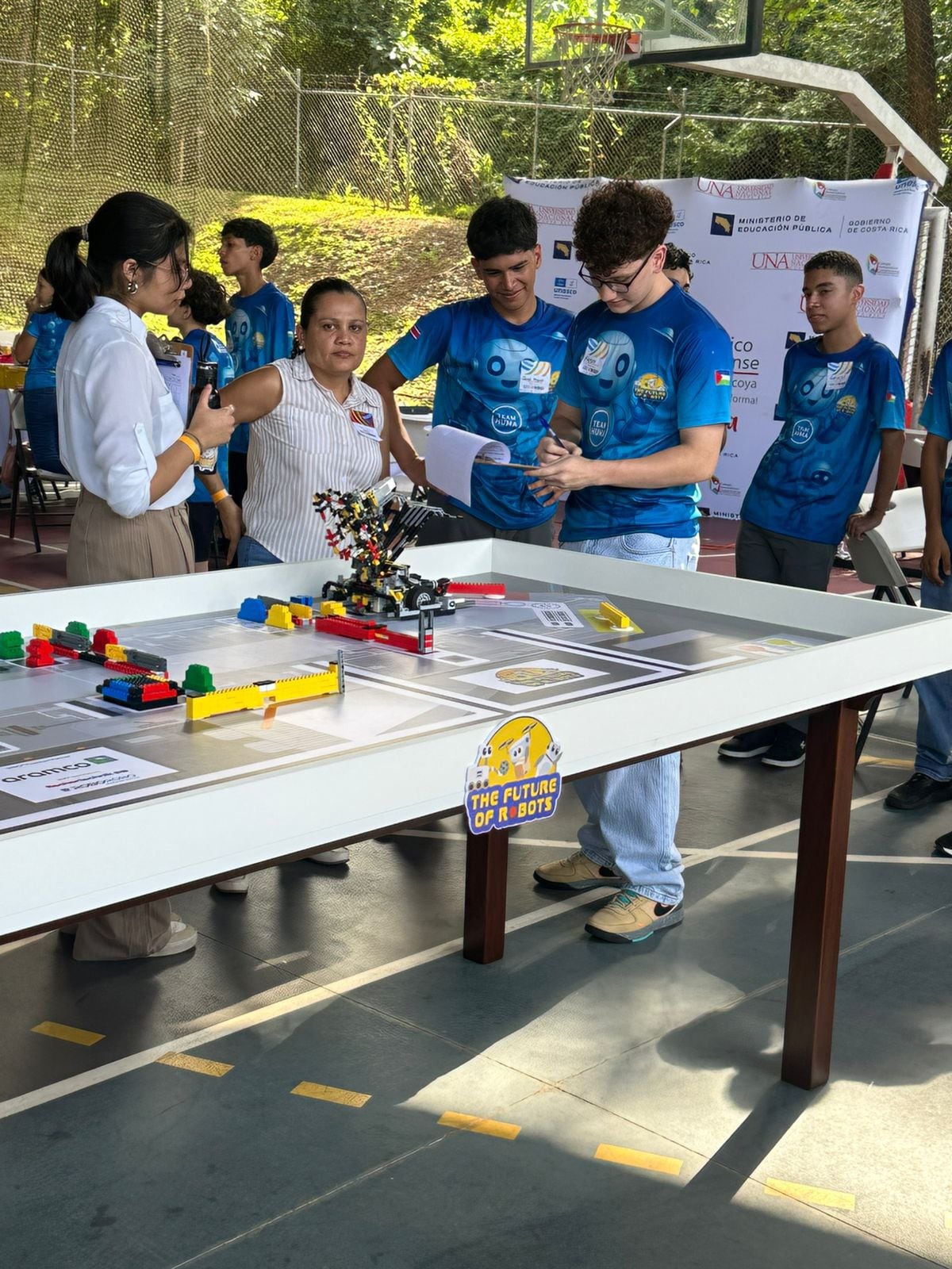 En el barrio La Gran Vía de Hojancha, Guanacaste, nació y creció Esteban Arias Corrales, un muchacho de 17 años que desde siempre ha llevado la mirada puesta en grandes objetivos. Esteban fue la segunda mejor nota en el examen de admisión 2025-2026 del TEC.