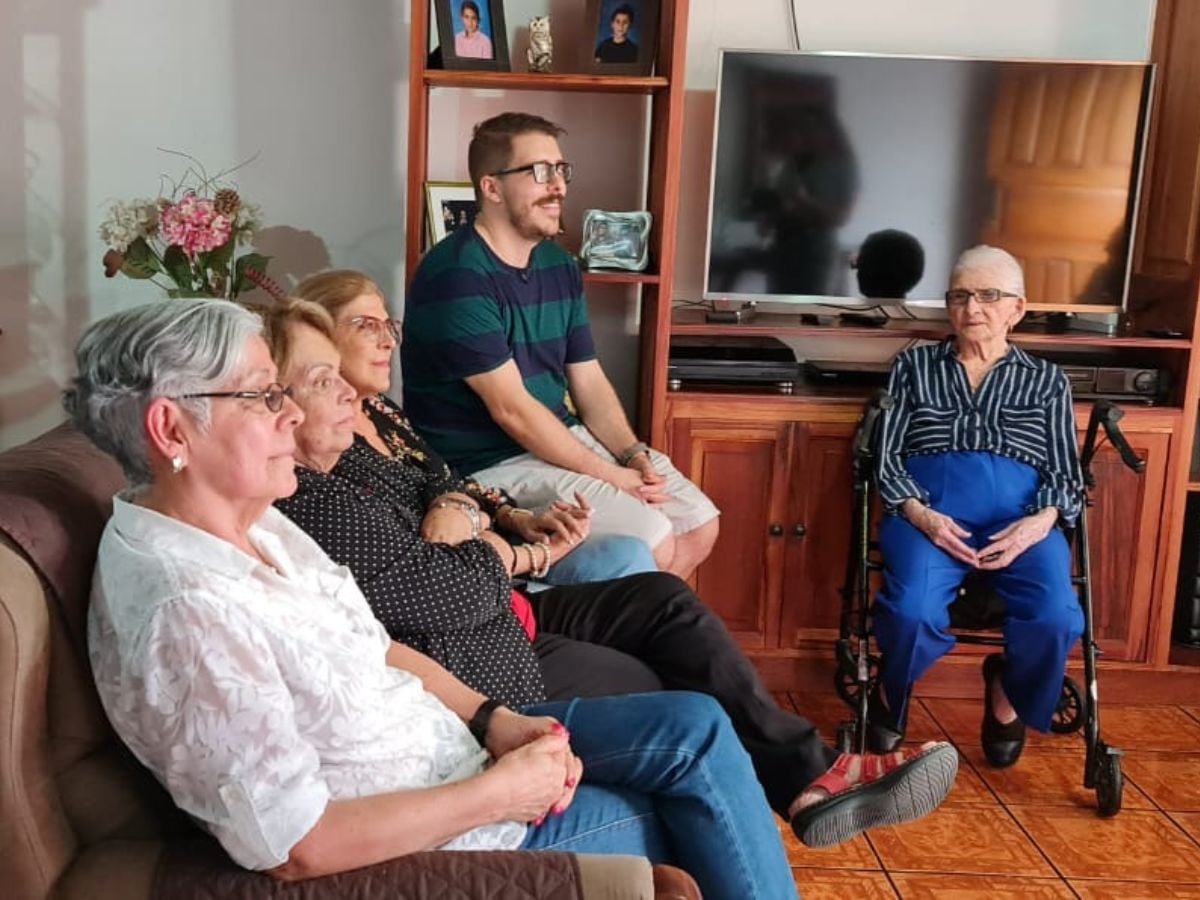 Aquí se puede ver toda la familia: Ana Teresita Quesada, Rita Isabel Quesada, Celia Quesada, Alvaro Rojas (hijo de Celia) y la patrona: Celia Navarro Luna.