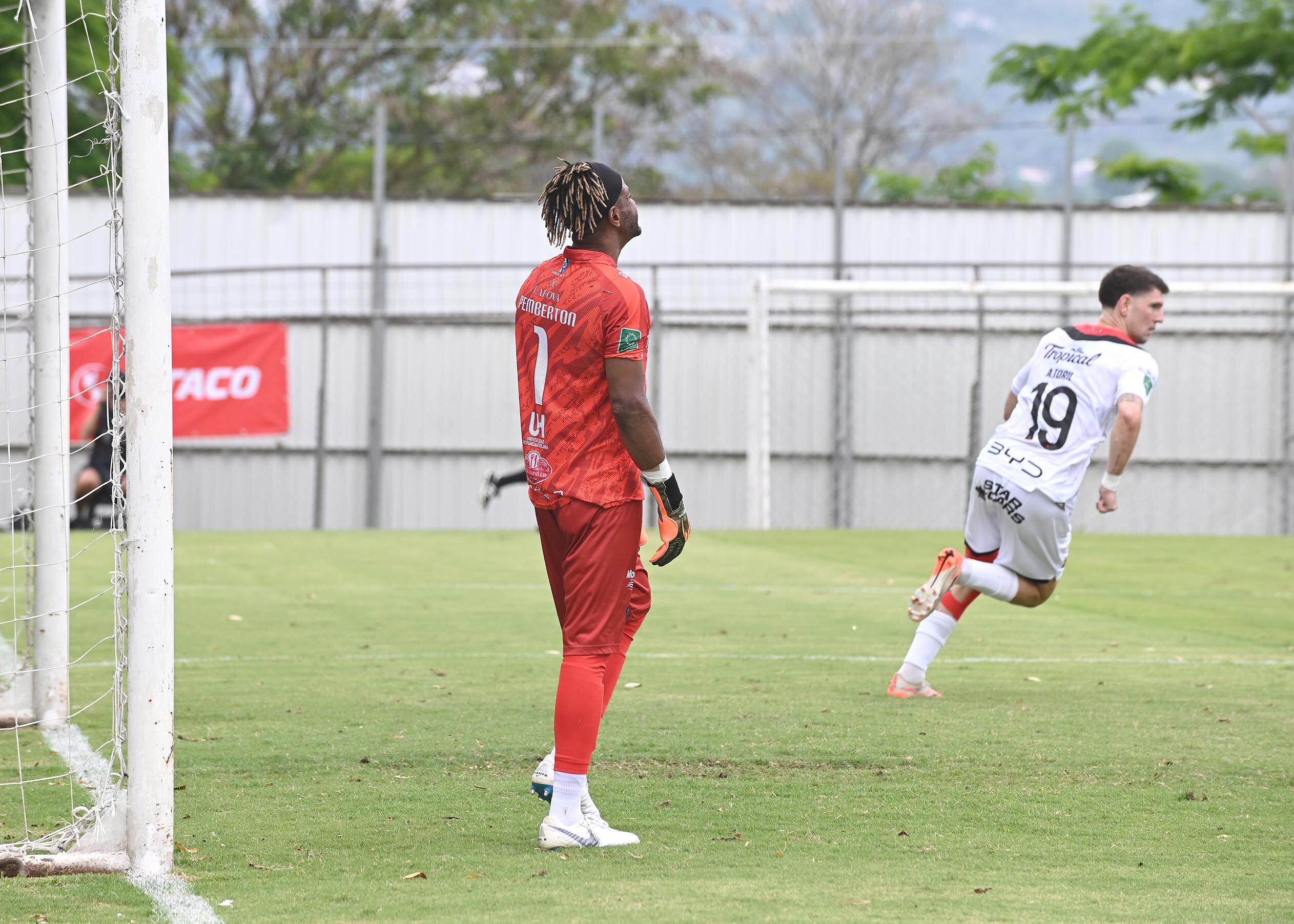 04 de mayo del 2025. Estadio de Piedades de Santa Ana. 11:00 hrs. Jornada 21 del Torneo de Clausura 2025 del Campeonato de Fútbol de Primera División. El equipo descendido, Santa Ana, enfrenta a la Liga Deportiva Alajuelense que disputa junto a Heredia y Cartago el primer lugar de la tabla de posiciones. El técnico manudo Oscar Ramírez presenta su propuesta que lo llevará hasta las instancias finales. En tanto el equipo de Santa Ana cumple con el programa del campeonato en dos partidos más a pesar de que ya descendió a la segunda categoría. Foto: Albert Marín