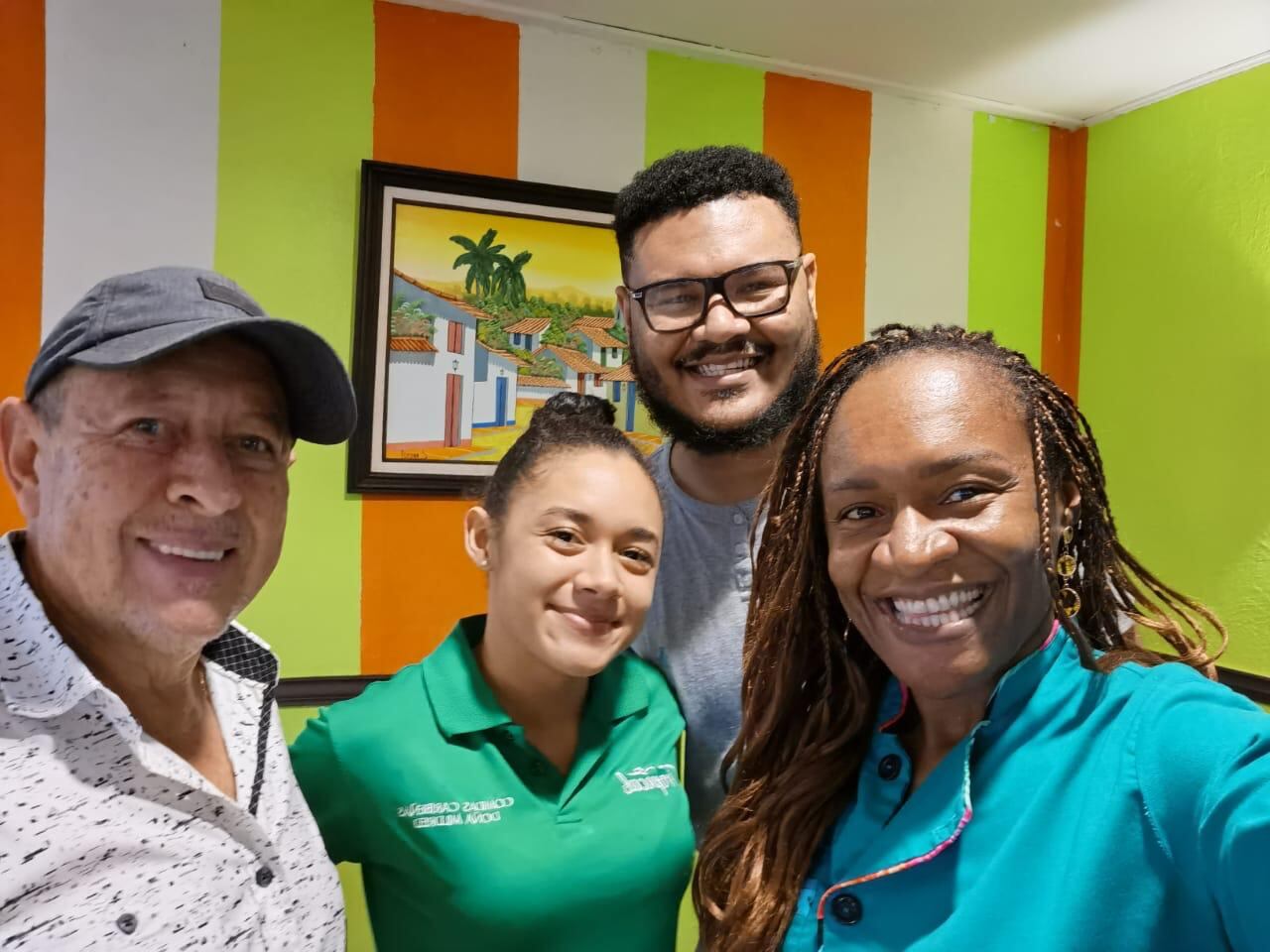 En San Joaquín de Flores, Heredia, hay un plato que está causando sensación y dejando a todo el mundo con la boca abierta. Se trata del Chifriraice, una delicia nacida en Comidas Caribeñas Doña Mildred’s, el restaurante de Mildred Ivonne Blackwood Belgrave y su familia. En la foto, doña MIldred con su esposo, Edgar Moya y sus hijos, Miled Moya, que tiene 18 años, y Jhewilston Creed, que tiene 28 años.