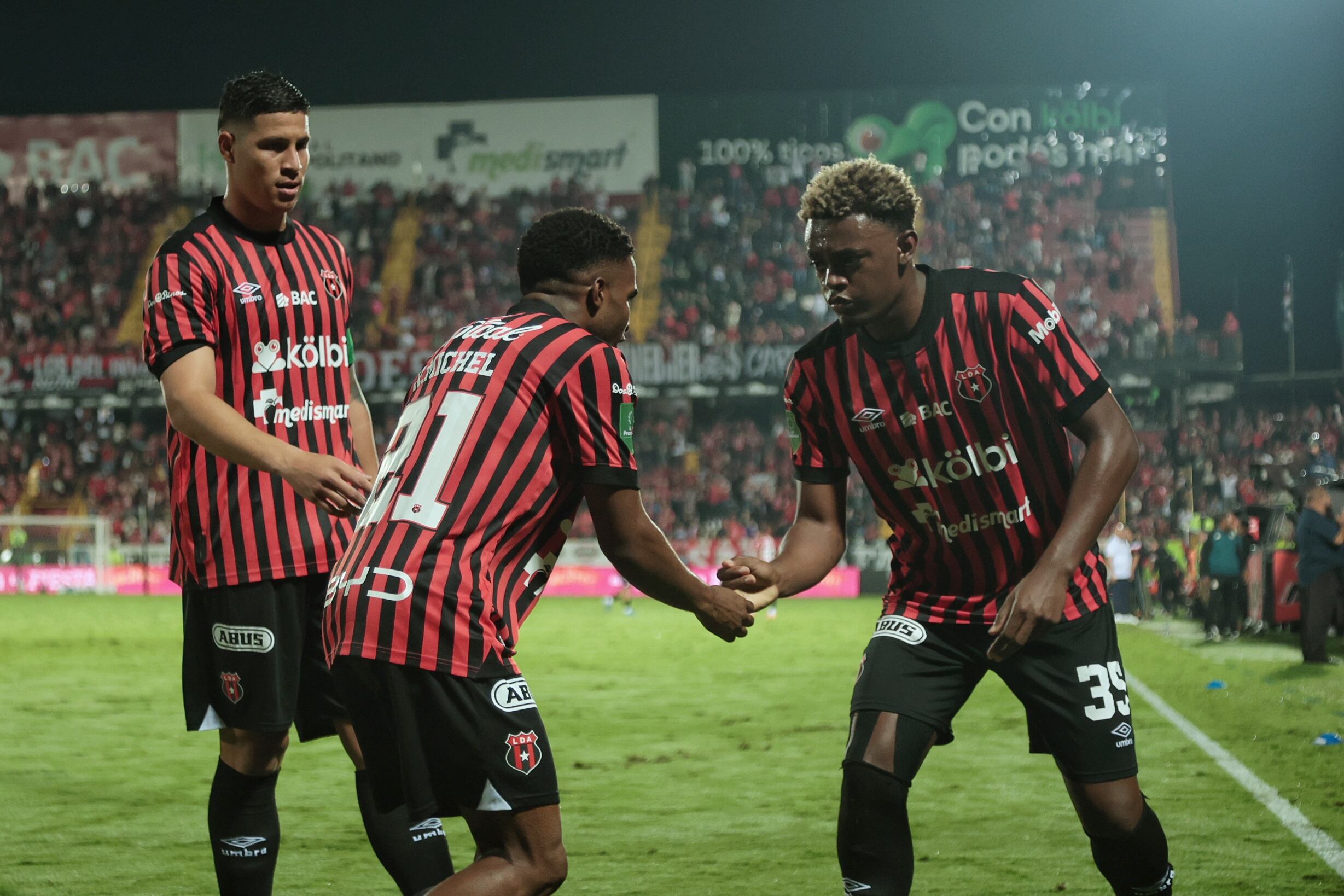 19/10/2025/ Juego entre Liga Deportiva Alajuelense vs Deportivo Saprissa por la jornada 13 del torneo apertura de la Liga Promerica en el estadio Alejandro Morera Soto / foto John Durán