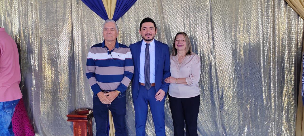 En Palmares de Alajuela hay una zona alejada, muy rural, que se llama Candelaria, pues de ahí es el actual viceministro de Educación, José Leonardo Sánchez Hernández, quien es un orgulloso campesino y en sus mejores momentos, estando en el colegio, llegó a cogerse hasta 45 cajuelas de café en un solo día. En la foto con sus papás, don don Leonel Sánchez y doña Marta Hernández