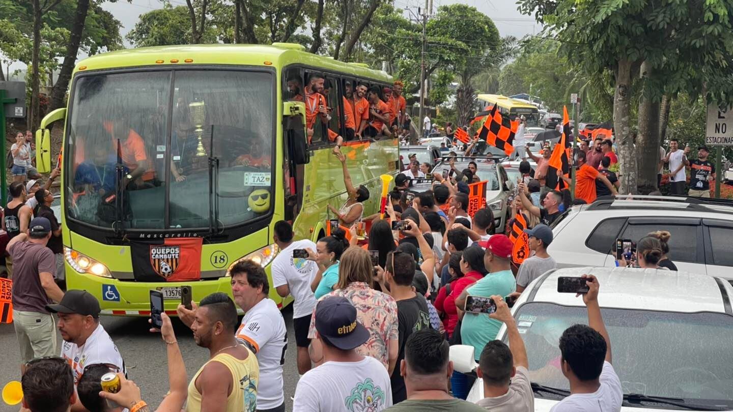 Luego del encuentro, los vecinos de Quepos se tiraron a la calle a celebrar con el equipo. Facebook Municipalidad de Quepos.