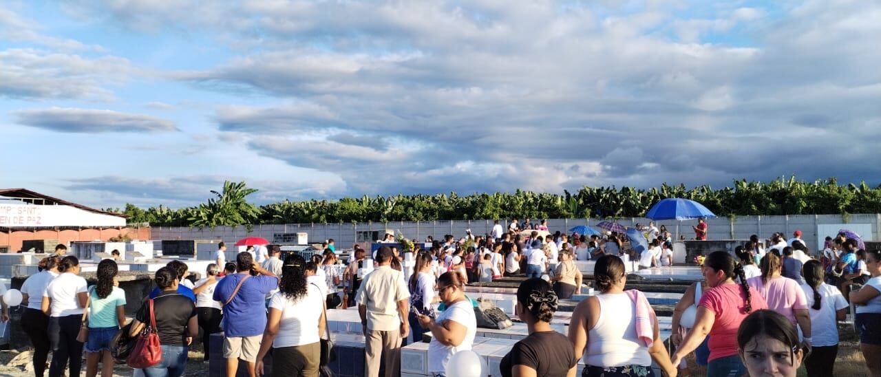 A Ian Chacón Berrocal, de 11 años, le hicieron un funeral muy emotivo en la que lo acompañaron sus compañeritos de escuela, fue escoltado por oficiales de la Fuerza Pública y allegados, así como personas que en muchas ocasiones compartieron con él. Foto: Cortesía Bataneño para La Teja
