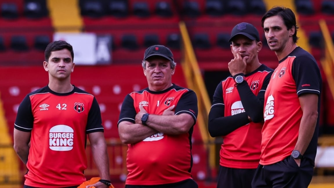 Andrés Ramírez, Óscar Ramírez, Wardy Alfaro y Bryan Ruiz observan compartieron criterios antes de la última práctica de Liga Deportiva Alajuelense previo al clásico de este lunes 21 de abril.