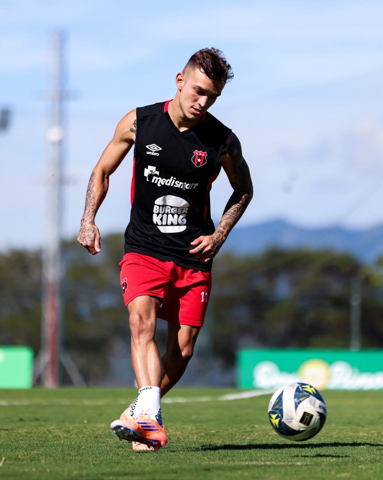 Kenneth Vargas es uno de los refuerzos de Alajuelense, quien ya se entrena con el equipo manudo.