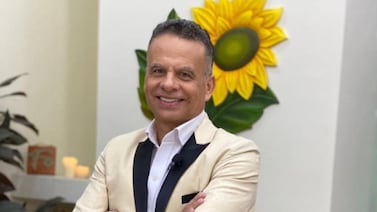Periodista Giovanni Calderón se convierte en adulto mayor y así lo sorprendieron en vivo en Canal 8