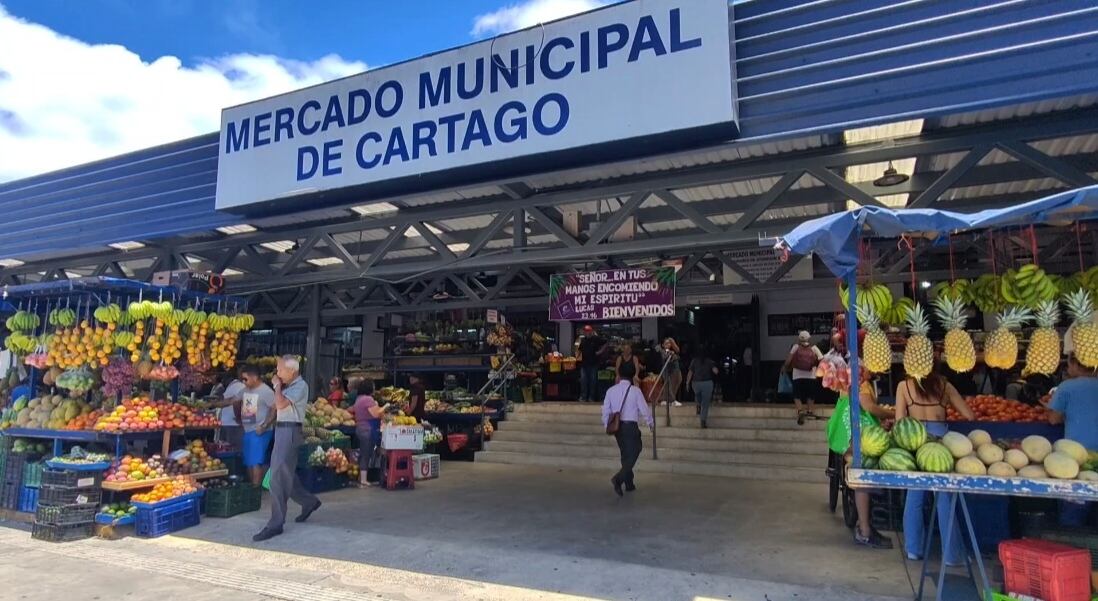 Ricardo Brenes Aguilar tiene 23 años de chinear la imagen del Sagrado Corazón de Jesús en el mercado de Cartago