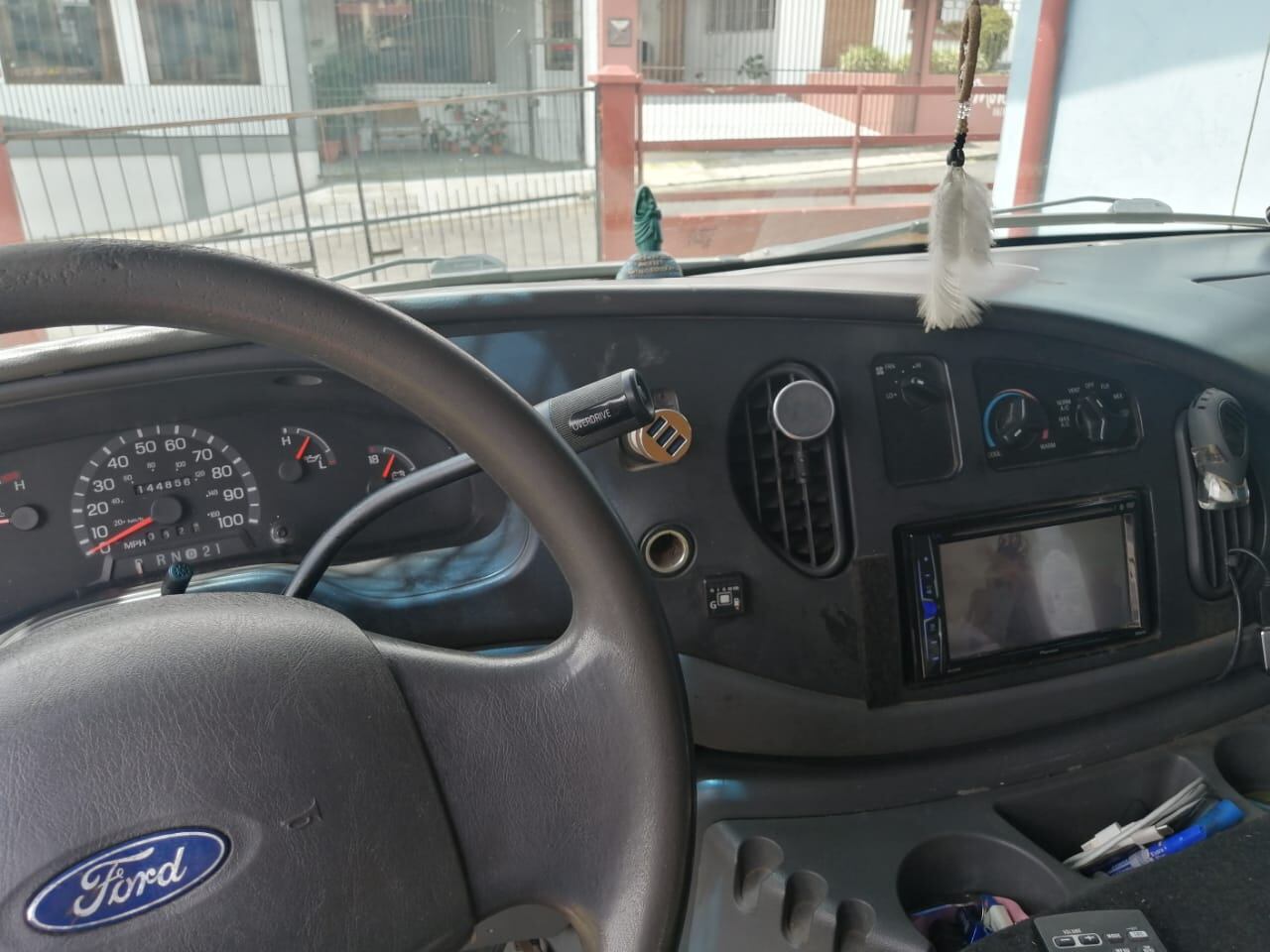 Jorge Eduardo Arias Rojas en el dueño de una camioneta Ford E250 del 2003 (4.200 centímetros cúbicos), que pasó de surfista a torera.