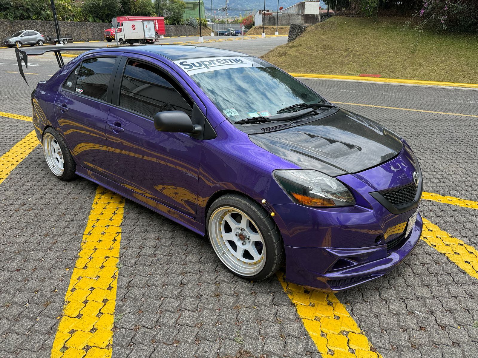 Yaris 2007, David Morales, morado intenso, chuzo de la semana