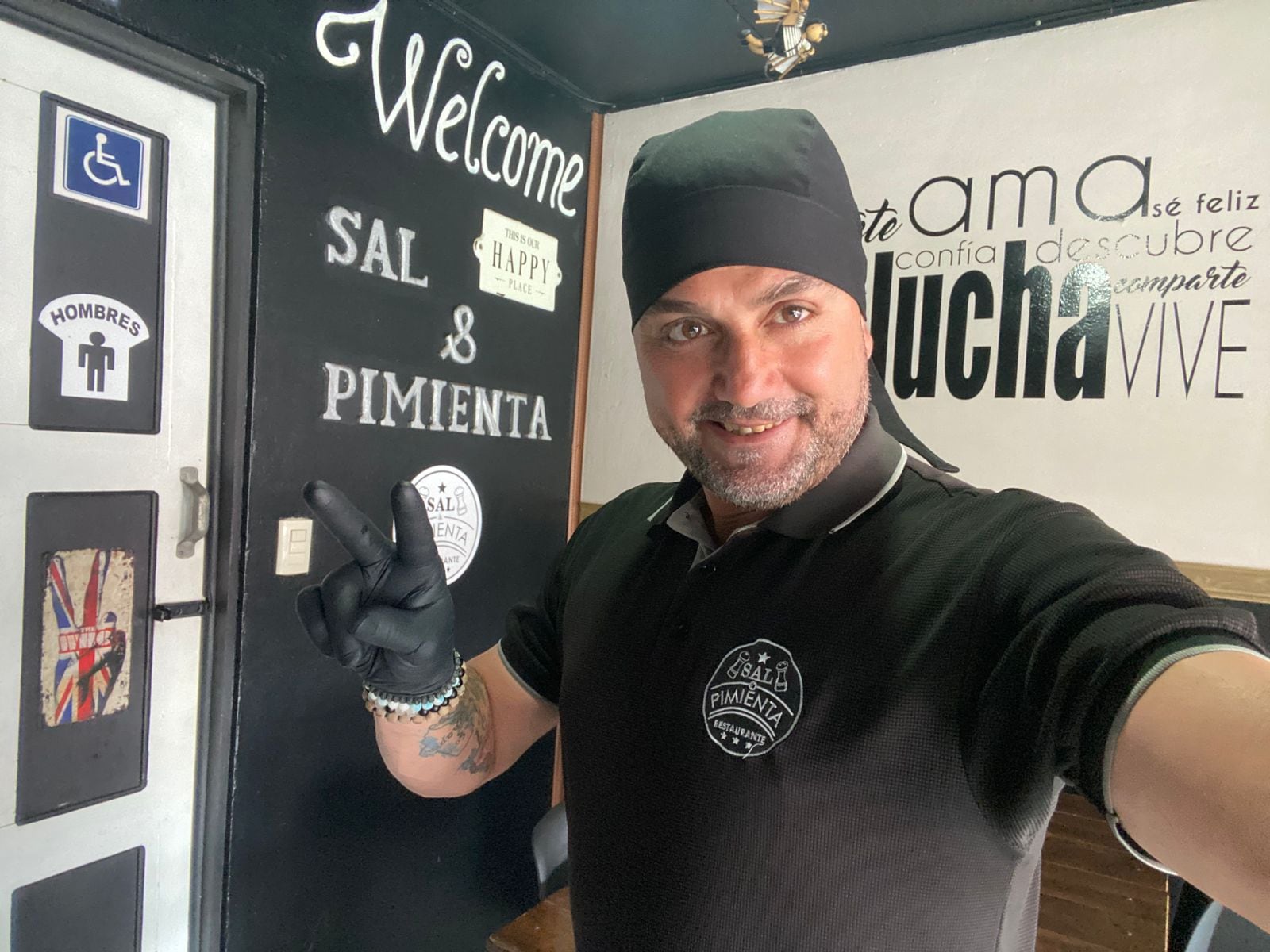 Johnny Cubero está feliz de la vida cocinando en su restaurante.