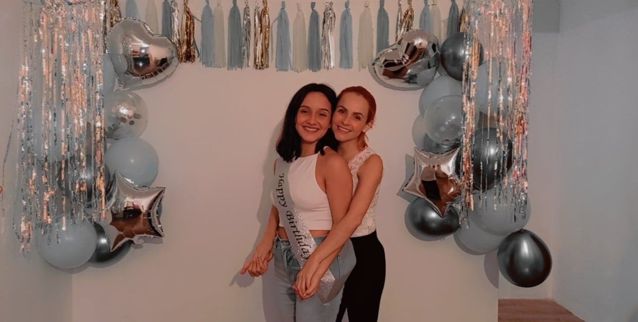 Jimena (izquierda) fue quien le mostró el video de su tío a su mamá y abuela. Cortesía.