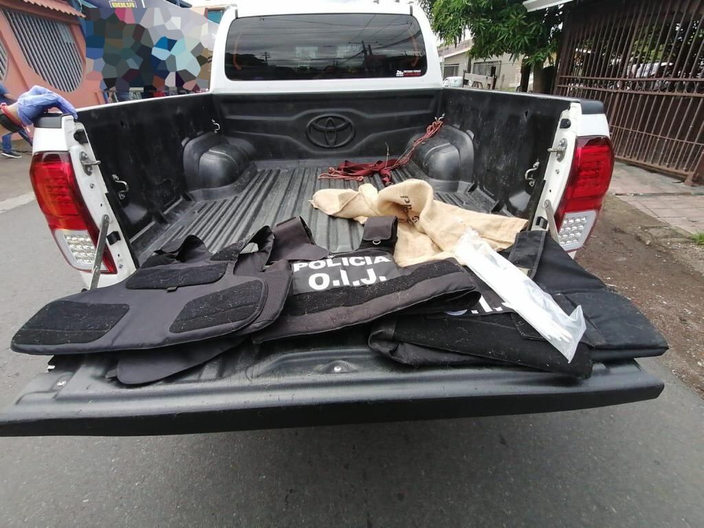 OIJ detienen a sujeto sospechoso de narcotráfico y 8 sujetos con chalecos rotulados con logos de OIJ y PCD. Foto OIJ.