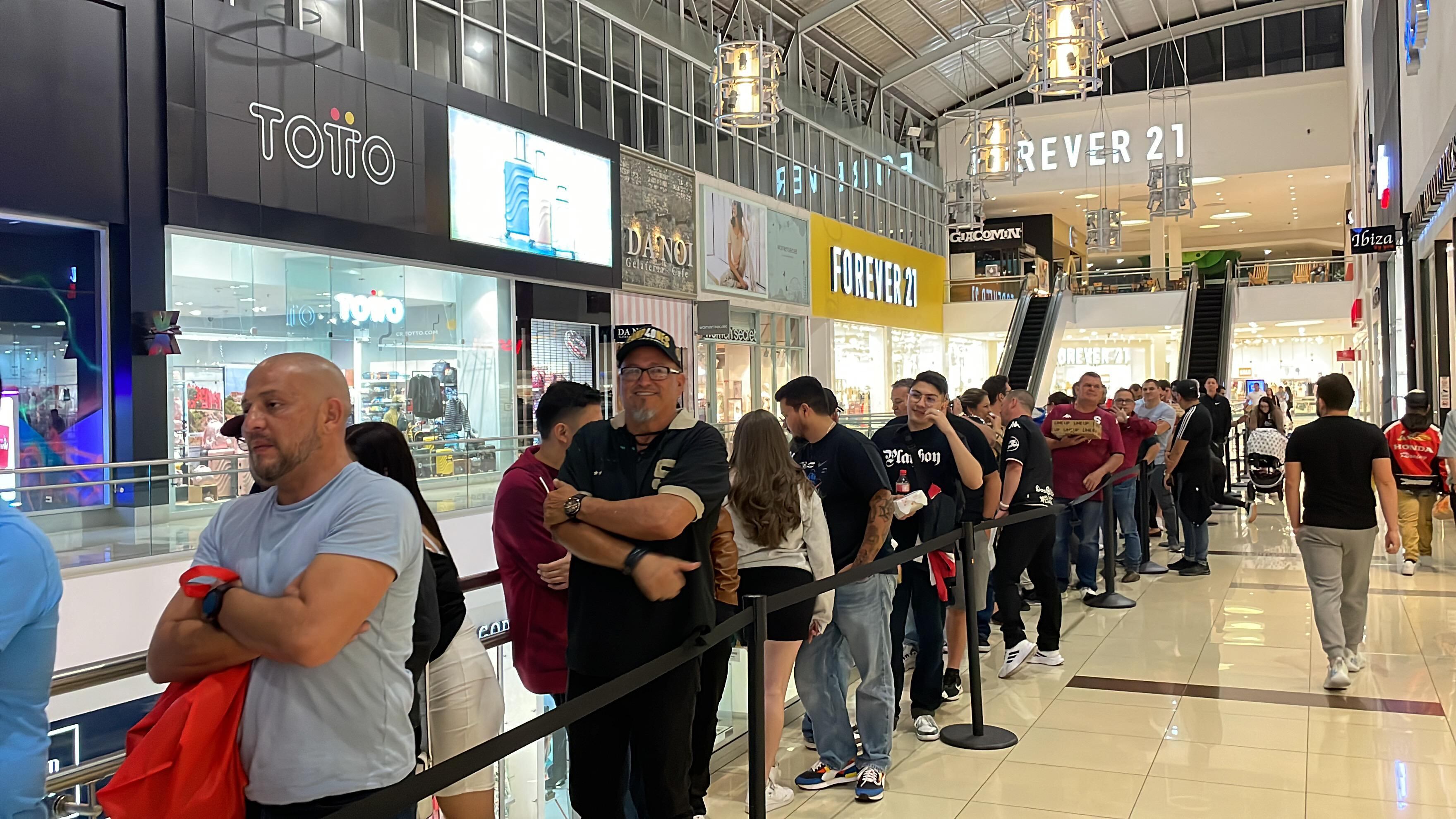 Muchos aficionados del Saprissa tras la actividad hicieron fila fuera de la tienda para comprar la camiseta.
