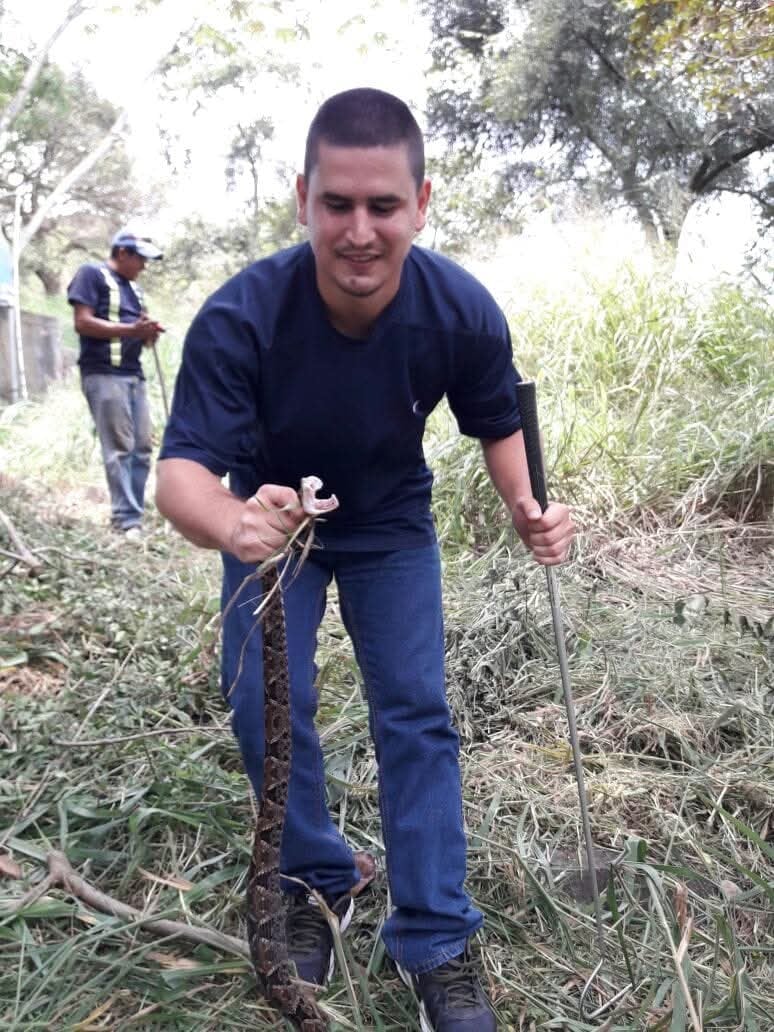 Roberto Poirier, el “Encantador de serpientes” de Turrúcares, quien lleva 34 años en contacto con estos animales, desafiando el miedo y la mala fama que las rodea.