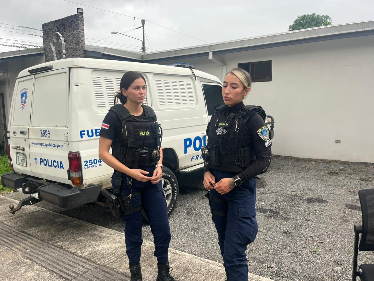 Yanory Vargas y Valeria Arauz fueron las oficiales que cuidaron a la niña. Foto cortesía para La Teja.