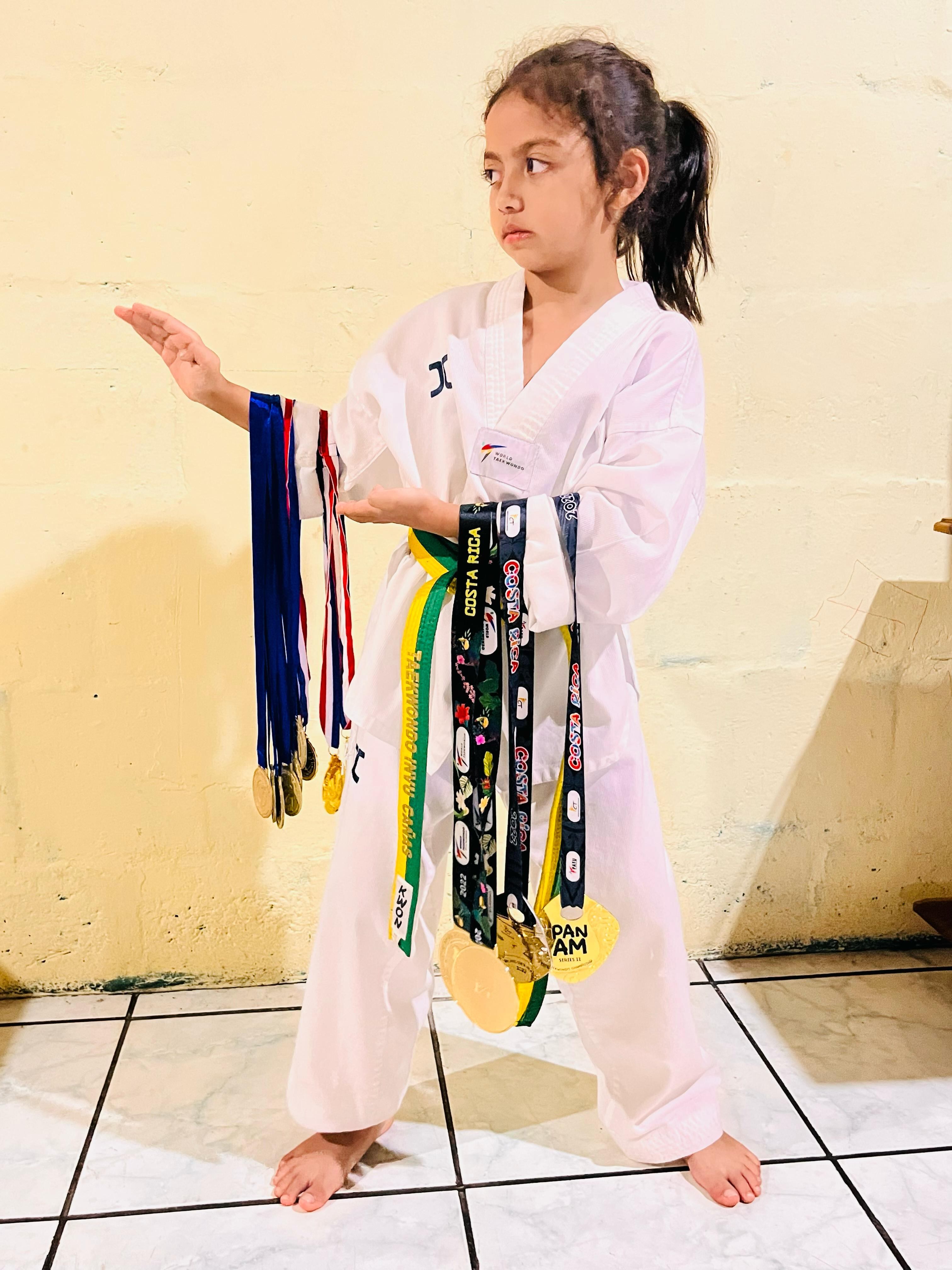 Maríapaula Rocha es una niña de 10 años, que practica taekwondo y a su corta edad tiene decenas de medallas de oro. Cortesía Carolina Espinoza, madre de la menor.