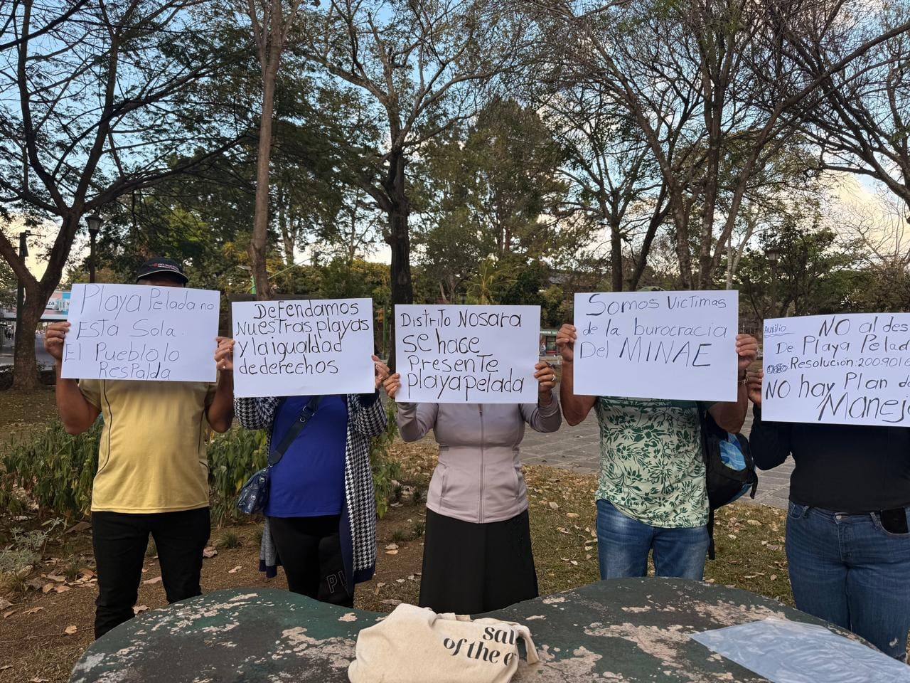 Más de 10 familias temen que sean desalojadas de sus hogares tras ser demandadas por presunta usurpación en zona marítima-terrestre.