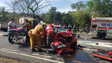 Aparatoso choque en Ruta 27, Orotina: tres personas luchan por sus vidas