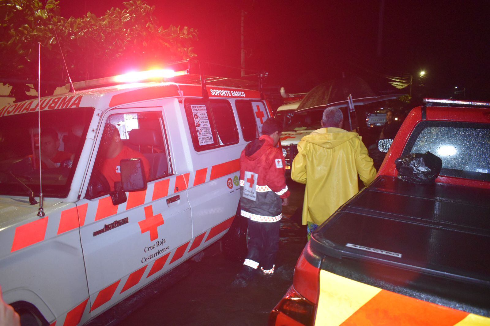 Esta tarde en Desamparados, cerca del Mall Multicentro, una triple colisión dejó a un motociclista gravemente herido, por lo que fue trasladado en condición roja al Hospital San Juan de Dios.