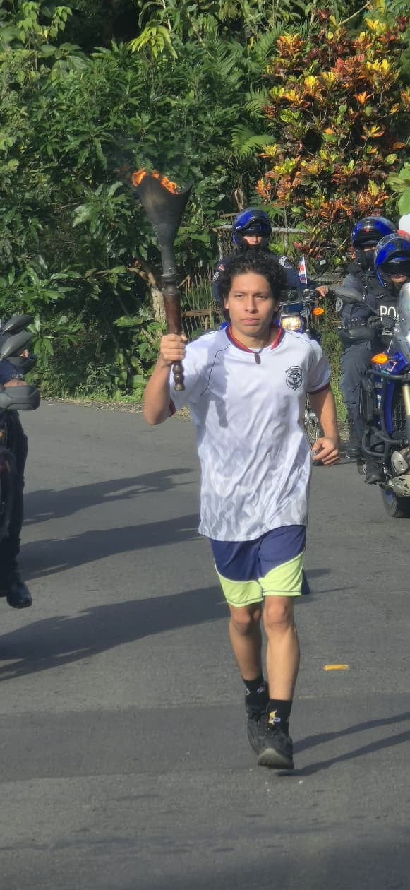 La Antorcha de la Independencia no se detiene. Ingresó a Costa Rica el pasado domingo 13 de setiembre a eso de las 10 de la mañana y sigue avanzando alegre y patrióticamente por todo el país el 14 de setiembre