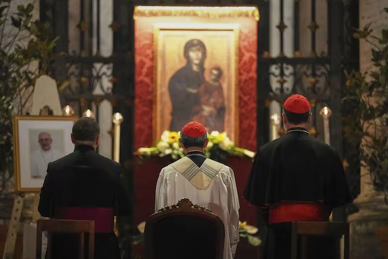 Clérigos rezan el rosario frente a la Basílica de Santa María la Mayor, donde será enterrado el difunto papa Francisco, en Roma, el jueves 24 de abril de 2025.