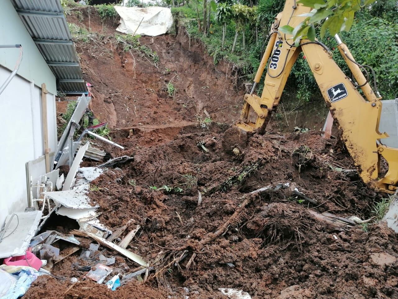Arquitecto ayudará a policía y su familia que lo perdieron todo por deslizamiento en Puriscal. Foto Luis Alfaro.