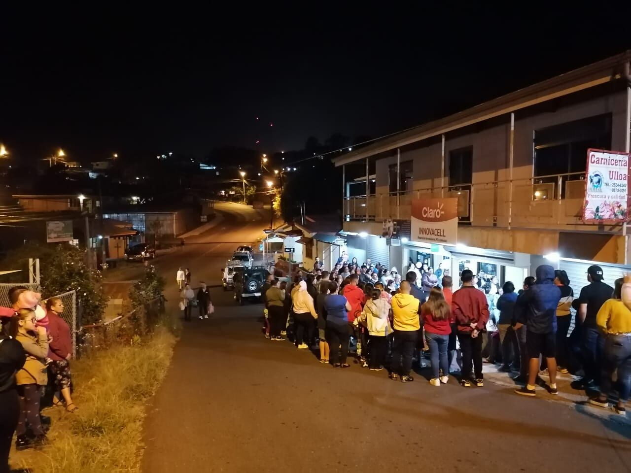 Los vecinos crearon un altar en el que pusieron velas, peluches e imágenes de Santos. Foto Brujos-Paraíso.