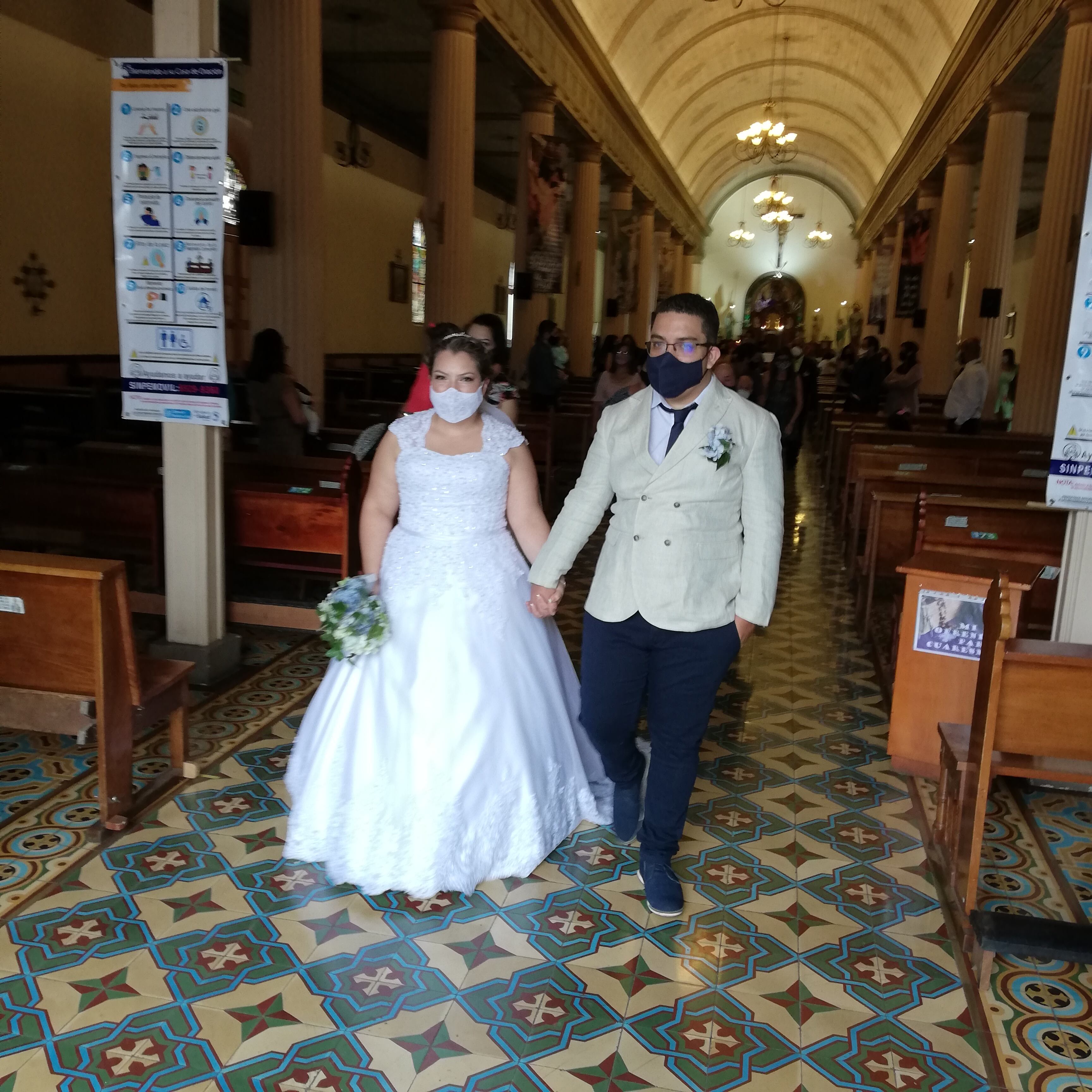 A las once de la mañana de este sábado 20 de marzo, Jendry Quesada Ulloa, se casó con José Andrés Obando Díaz, después de haber pospuesto la celebración en dos ocasiones anteriores por culpa del covid-19.