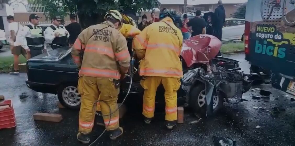 Un grave accidente entre un bus y un carro ocurrió este viernes en Pavas