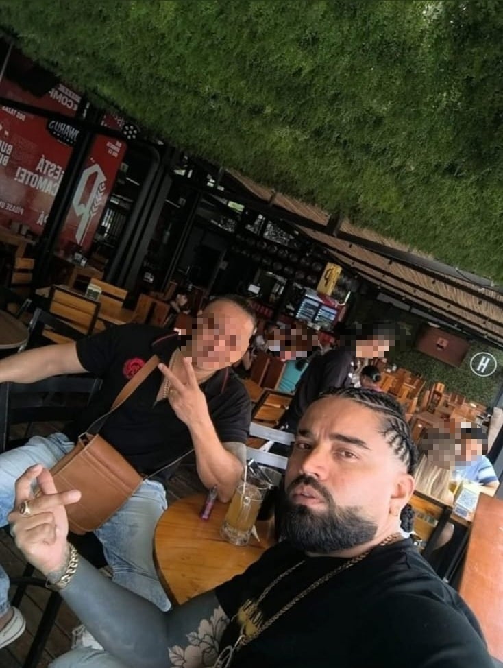 En la imagen sale un reconocido sujeto de la Policía de apellidos Garbanzo Rodríguez, de 39 años, alias Mufasa, supuesto líder de una banda conocida como Los Coqueros, asentada en Pavas. Foto: Cortesía