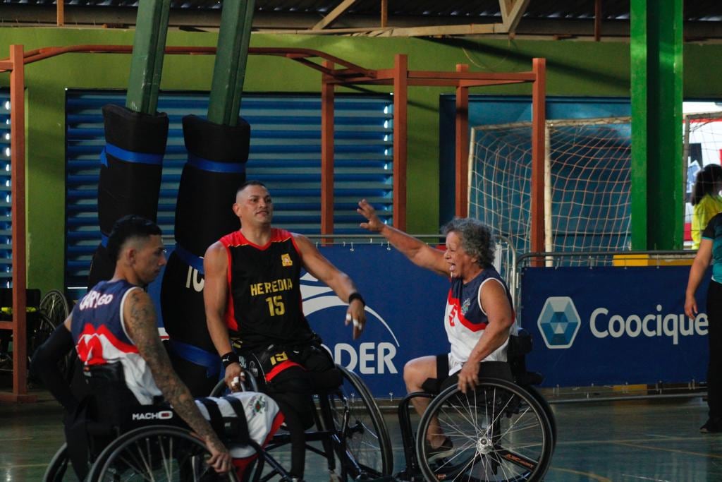 Doña Juanita Rodríguez Fonseca tiene 67 años cumplidos y bien vividos. Este 2023 está debutando como atleta en el parabaloncesto de los Juegos Paranacionales Icoder 2022-2023