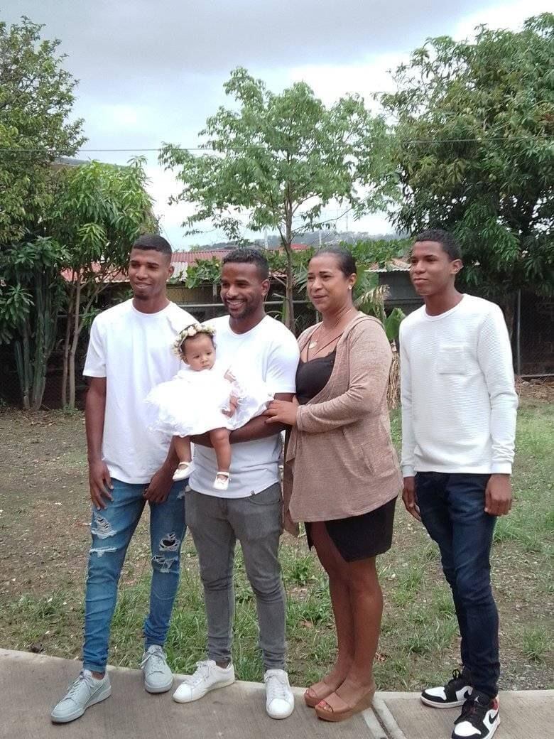 Aida Bosman con Randy, Gerald, Samir Taylor