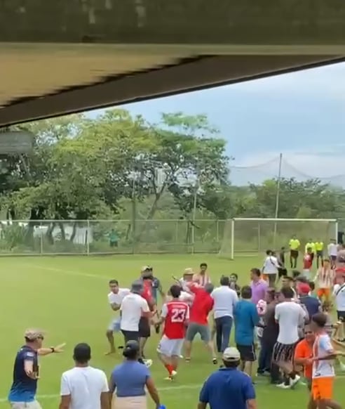 Un partido eliminatorio de Juegos Nacionales entre Puntarenas y San Ramón terminó en pleito. Captura de pantalla.