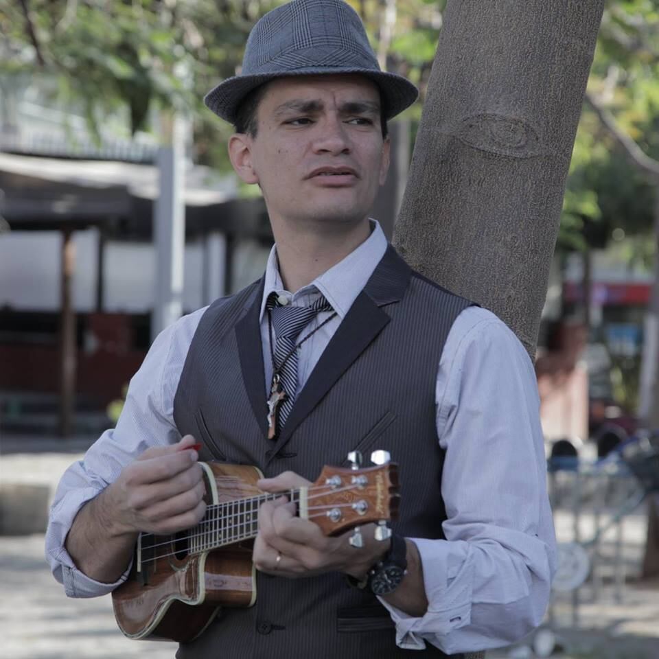 Juan Francisco Troia, compró su entrada para ir a un concierto del cantautor costarricense Martín Valverde. Llegó a disfrutar desde la gradería, pero aquel día de 1995, fue diferente, casi sin darse cuenta ya estaba en la tarima junto a Martín y tocando el piano