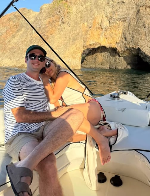 Sara López, presentadora de 4:13 de La Teja, se mostró muy enamorada de su novio rompiendo el corazón de más de un admirador suyo.