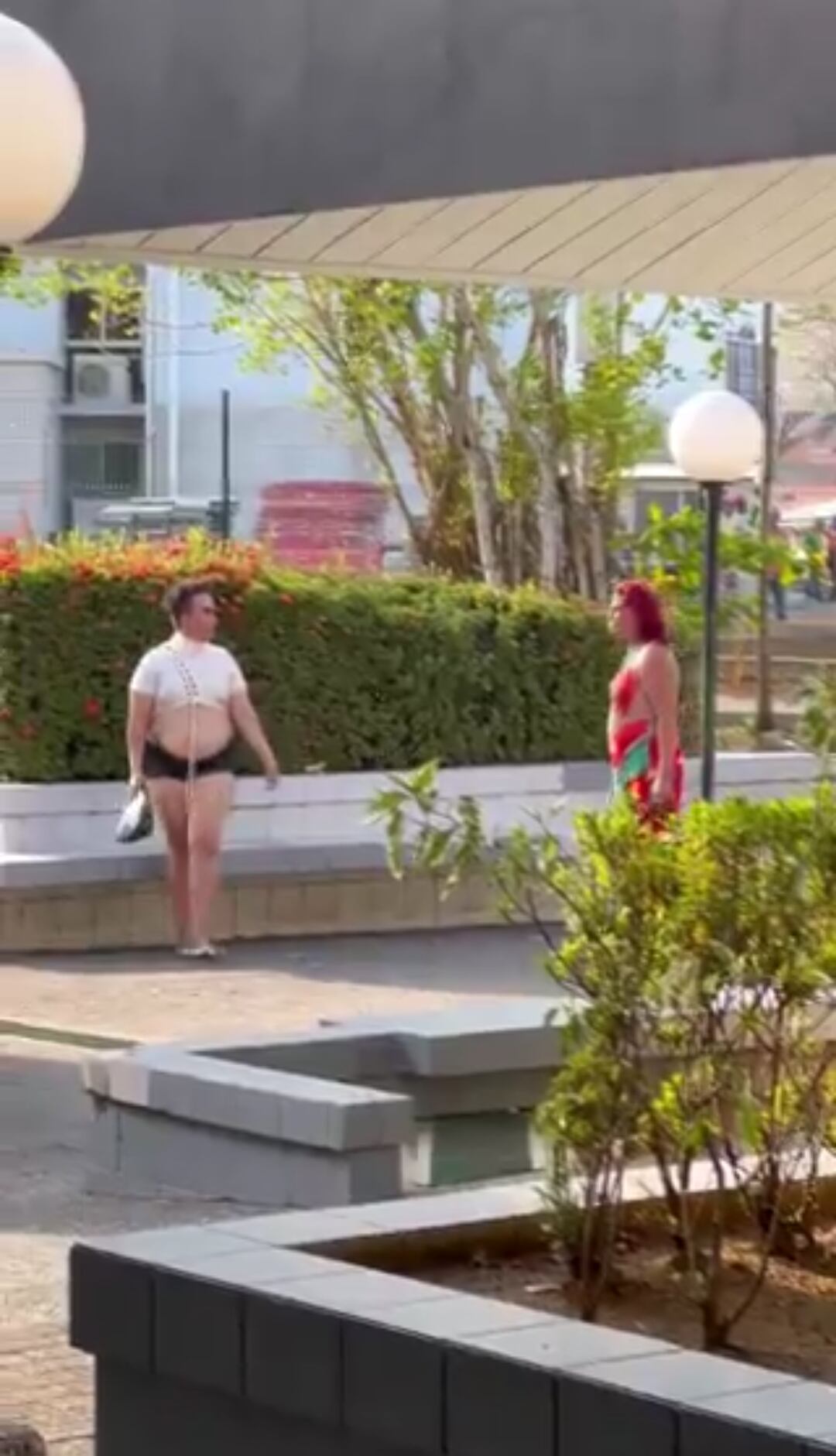 Dos personas transexuales se dieron a golpes en la terminal de buses de Jacó.