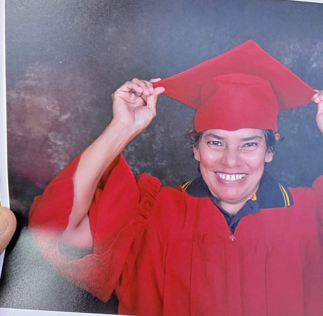 Flora Oviedo Cortés es una valiente mujer de 49 años que se gana la vida vendiendo copos en el parque de Desamparados.