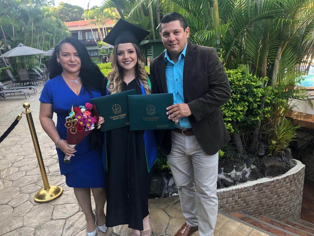 Laura Álvarez, herediana de San Rafael de Heredia, llegó a Colonia, Alemania, en febrero de este año para trabajar como enfermera. En la foto con sus papás, don Rafael Álvarez y doña Fanny López.