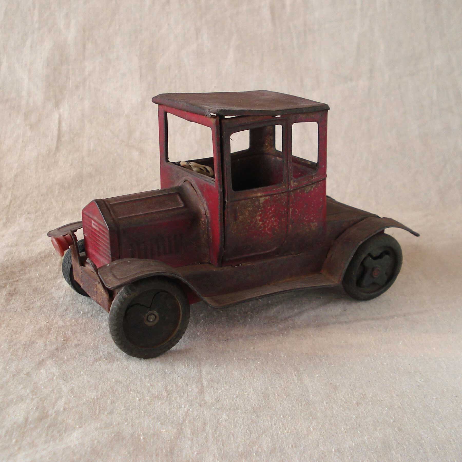 Joaquín Brenes Murillo, quien nació en 1971, colecciona juguetes de antaño. Tiene una página en Facebook que se llama "Vintage Toys Costa Rica".