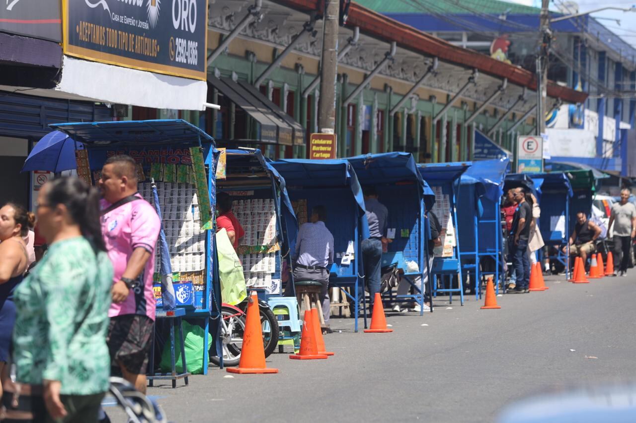 El sorte de números bajos de los chances ha provocado una venta loca en todo el país y así lo confirmó el lente de nuestro compañero fotógrafo, Rafael Pacheco, la mañana de este viernes 31 de mayo en Cartago