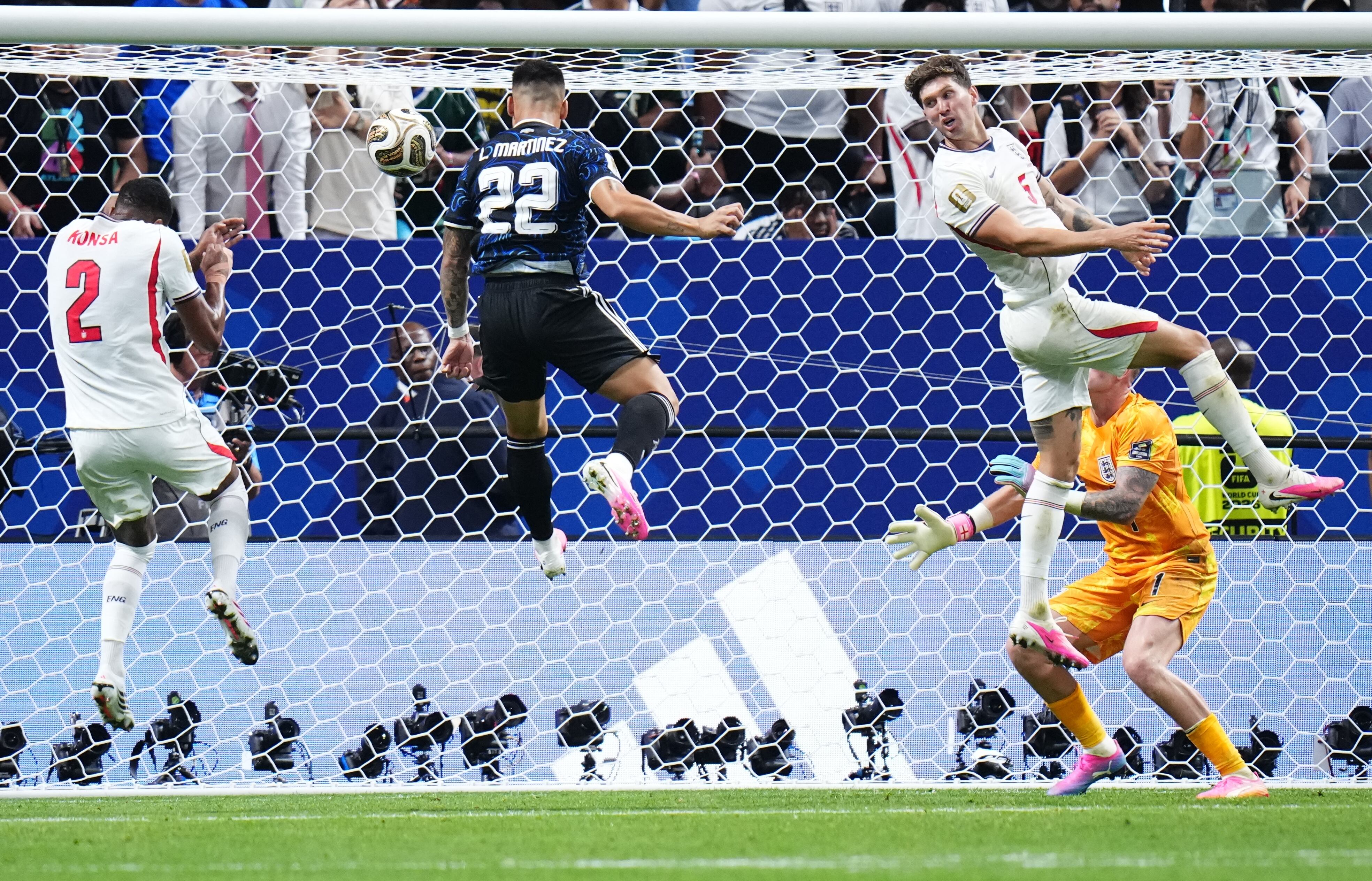 Lautaro Martínez anota aquí el gol de la victoria de Argentina, que dejó fuera a Inglaterra del Mundial 2026 en Atlanta.