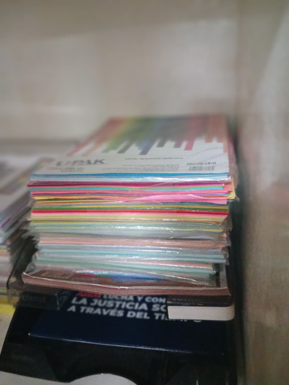 Hojas y materiales que ella le suministra a sus alumnos, mismos que ha ido guardando durante su estancia en la escuela.