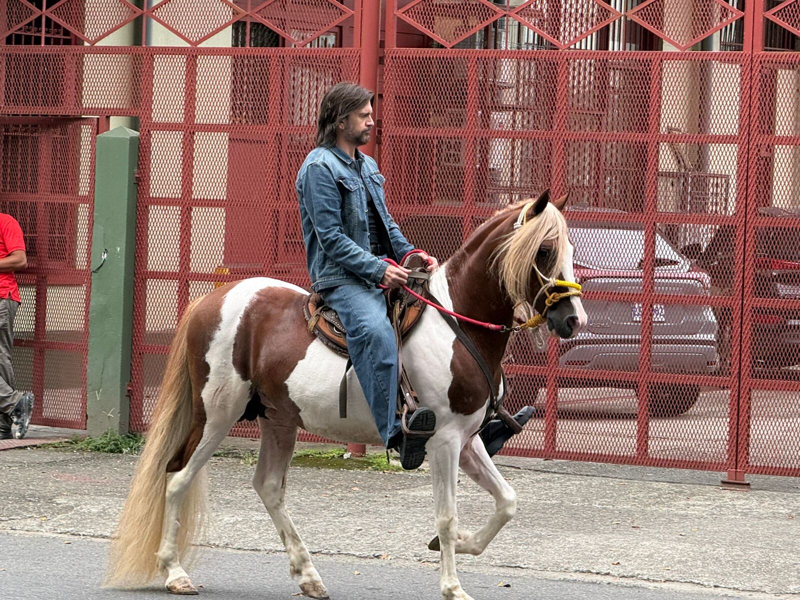 Juanes en Costa Rica, el cantante colombiano está este 10 de octubre de 2025 grabando por el parque Vargas su nuevo videomusical.